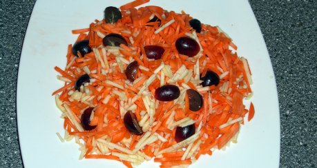 Apfel-Möhren-Rohkostsalat mit Trauben