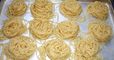 Gebackene Spaghetti mit Hackbällchen