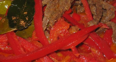 Rindfleisch mit rotem Curry und Zitronenblättern (Pad Panäng Nua)