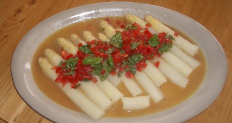 Spargel in Tomaten-Basilikum Vinaigrette