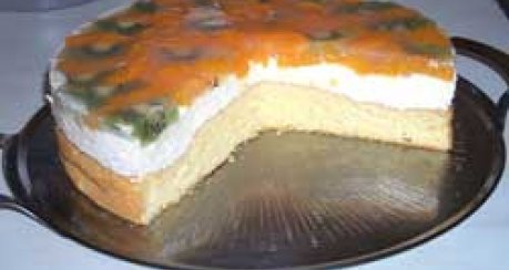 Limetten-Sahnetorte mit Kiwi und Mandarinen