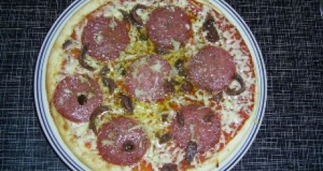 Pizza mit Salami