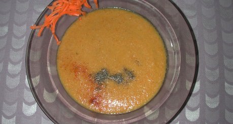Möhren-Erdnuss-Cremesuppe