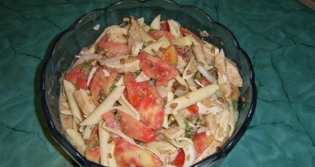 Tomaten-Nudelsalat mit flambierten Szechuanpfeffer-Hühnerbrustfilet