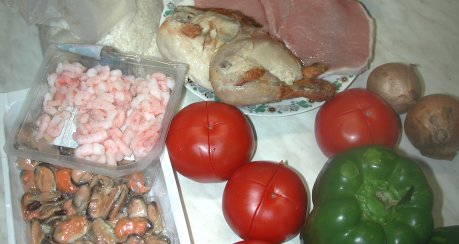 Paella mit Huhn und Miesmuscheln
