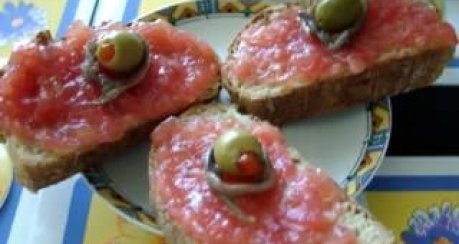 Tomatenbrote mit Sardellenfilets