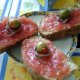 Tomatenbrote mit Sardellenfilets