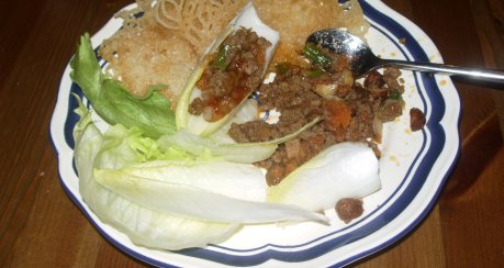 Hackfleisch mit Nüssen aus dem Wok