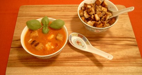 Tomaten-Käse-Suppe mit Sesam