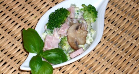 Brokkoli-Champignon-Schinken-Salat