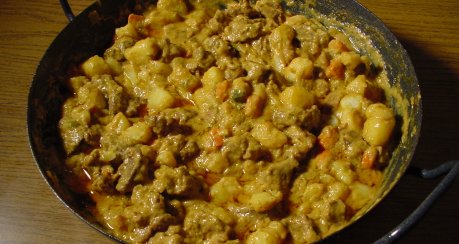 Fleisch und Gemüse mit Gelber Currypaste