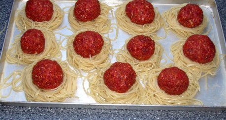Gebackene Spaghetti mit Hackbällchen