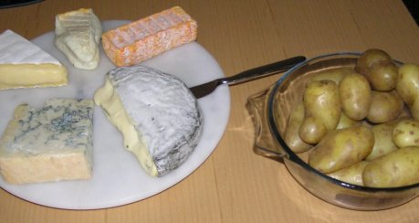 Gschwellti mit Chäs (Kartoffeln mit Käse)