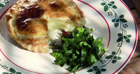 Pastete mit Kartoffeln, Fromi- Münsterkäse und Sauerampfersalat