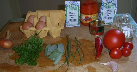 Rote Kräuterrühreier mit Bratkartoffeln