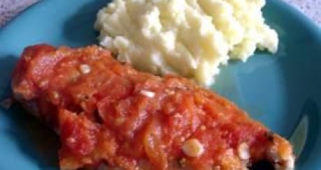 Welsfilet mit Tomatensauce