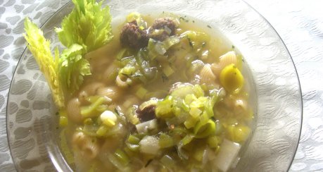 Frühlingsfrische Nudelsuppe