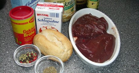 Gebackener Leberknödel mit Sauerkraut auf Pfeffersauce