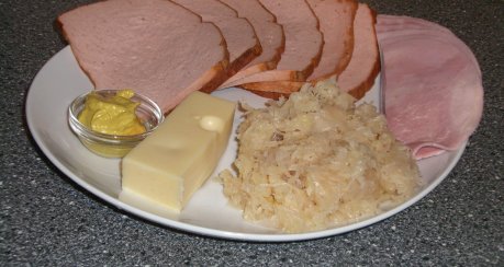 Leberkäse mit Sauerkrautfüllung, überbacken (Leberkäseröllchen)