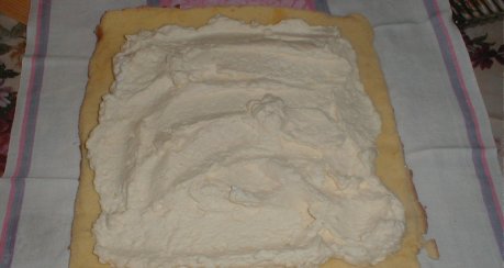 Biskuitrolle mit Mandarinen-Mohn-Sahne