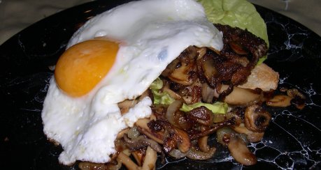 Sauerländer Krüstchen (Schnitzel auf Toast mit Spiegelei)