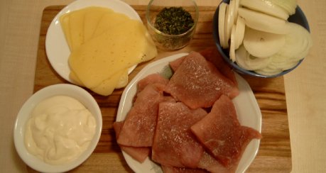 Mjaßo po franzuski (etwa: Zwiebelfleisch französische Art)