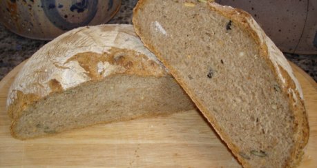 Hausbrot mit Kernen und Gewürzen