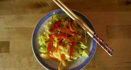 Bunter Eisbergsalat "Asia-Style" (Vorspeise)