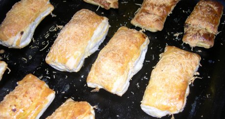 Empanadas mit Salsa De Chile Roja