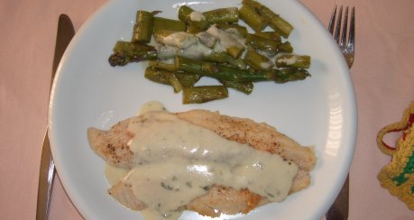 Pangasius mit grünem Spargel und Roquefort Sauce