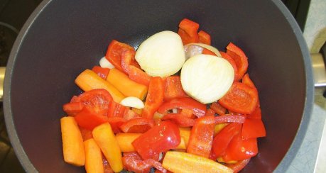 Paprika- Schweinegulasch mit Knoblauch
