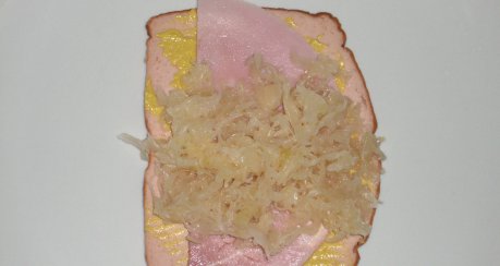 Leberkäse mit Sauerkrautfüllung, überbacken (Leberkäseröllchen)