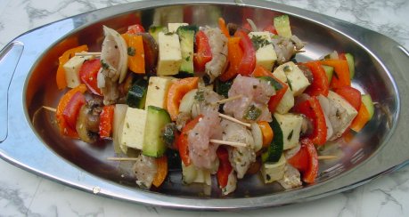 Halloumi-Grillspieße mit Fleisch, Käse & Gemüse