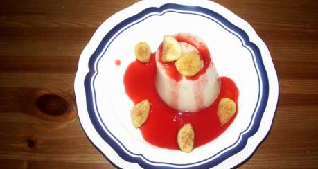 Buttermilchpudding mit Feigen