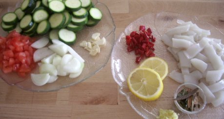 Wildreis-Mix mit Zucchini-Kokosgemüse und scharfen Calmarringen