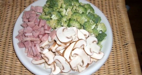 Brokkoli-Champignon-Schinken-Salat