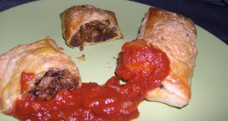Empanadas mit Salsa De Chile Roja