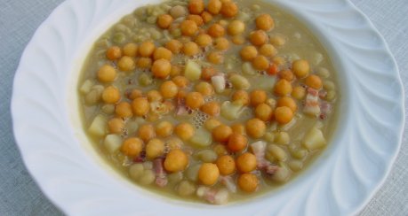 Erbsensuppe mit Schweinefleisch