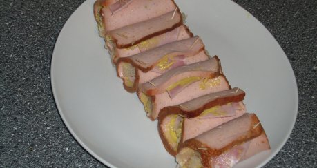 Leberkäse mit Sauerkrautfüllung, überbacken (Leberkäseröllchen)