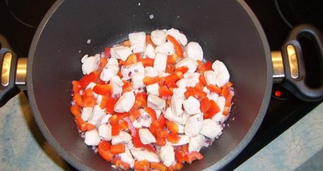 Hähnchenbrustfiletgulasch mit Paprika und Roter Zwiebel