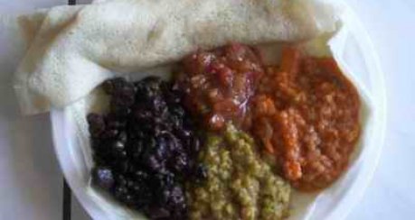 Injera mit Beilagen