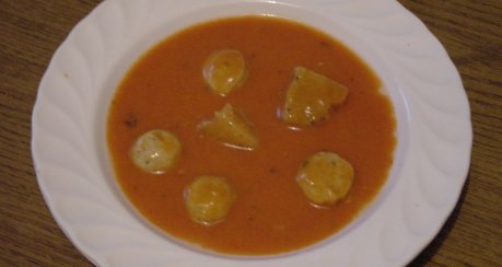 Scharfe Tomatensuppe mit Mozzarella