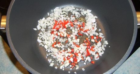 Spaghetti mit Paprika-Peperonisoße