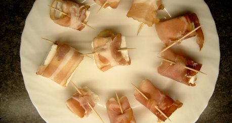 Schafskäse im Speckmantel