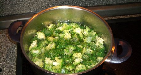 Brokkoli-Champignon-Schinken-Salat