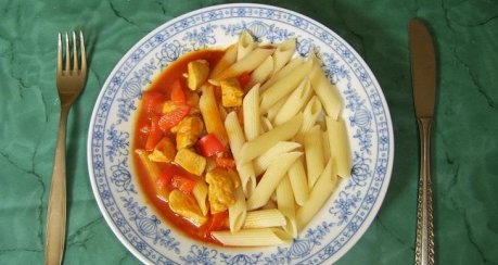 Hähnchenbrustfiletgulasch mit Paprika und Roter Zwiebel