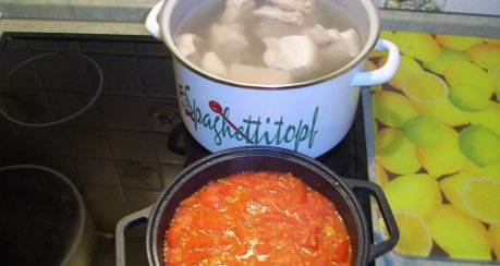 Klösschensuppe mit Paprika, Tomate und Kürbis