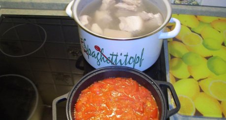 Klösschensuppe mit Paprika, Tomate und Kürbis