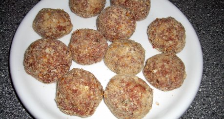 Gebackener Leberknödel mit Sauerkraut auf Pfeffersauce