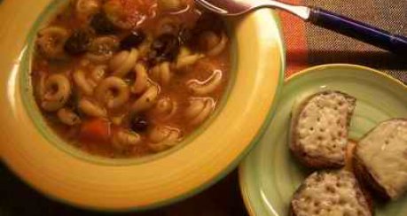 Gemüse-Minestrone mit Tomatencrostinis